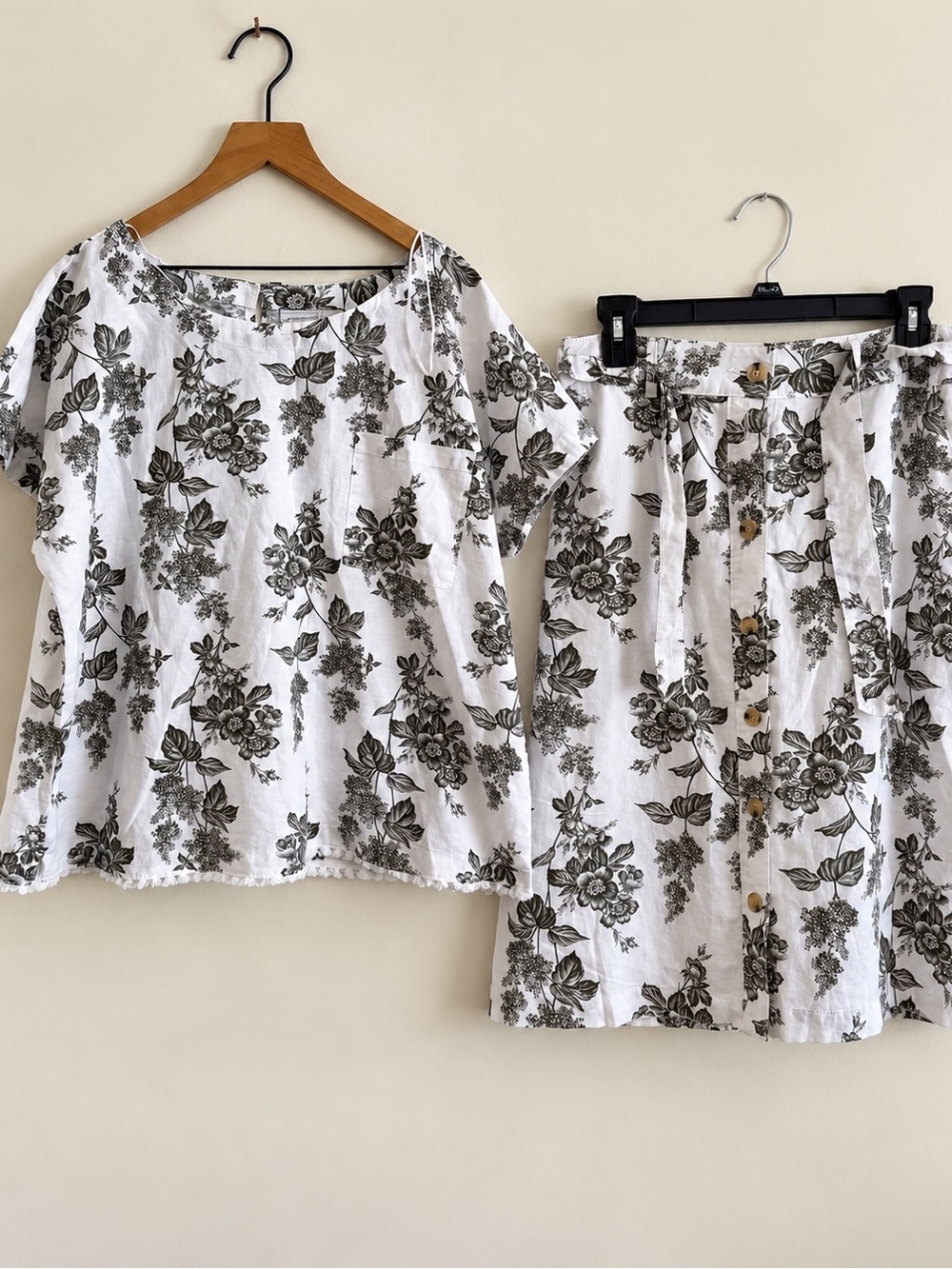 Liz Claiborne White Floral Linen Top & Button-Front Skirt Set